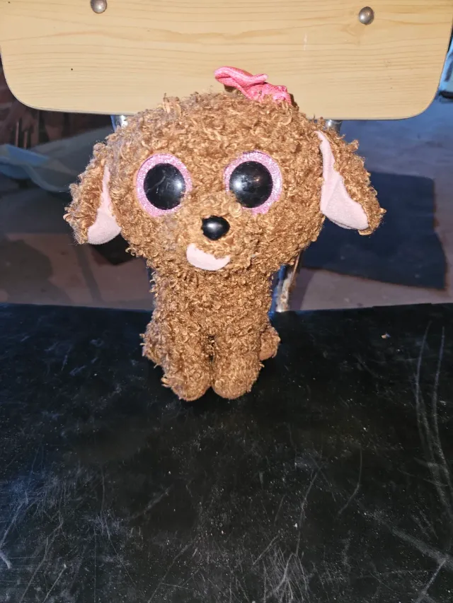 Peluche cane marrone con fiocco rosa