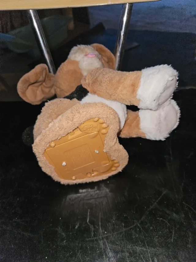 Peluche cane marrone con fiocco rosa