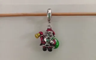 Charm colgante Papá Noel con saco y trompeta