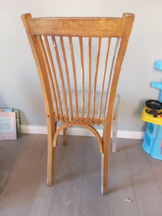 Sillas de madera con pátina azul grises