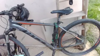 Bicicleta de montaña gris
