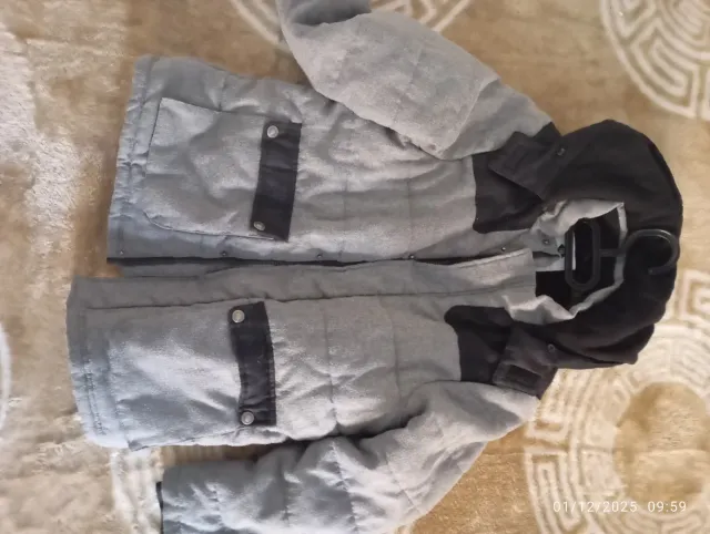 Chaqueta gris y negra talla 9/10 años
