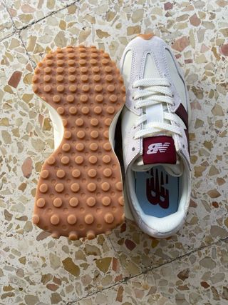 New Balance 327 Rojo y Blanco