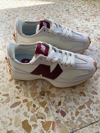 New Balance 327 Rojo y Blanco
