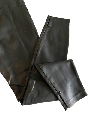 Pantalón efecto piel Stradivarius T.L.