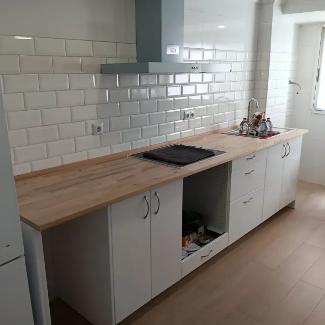 Fabbricazione e montaggio di armadi, cucine, ecc.