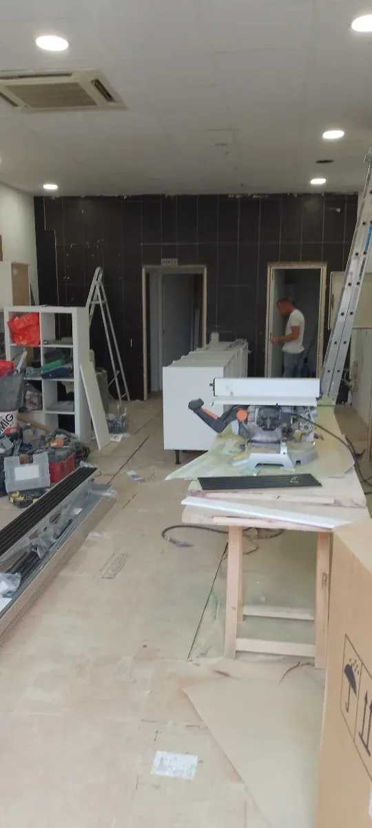 Fabbricazione e montaggio di armadi, cucine, ecc.