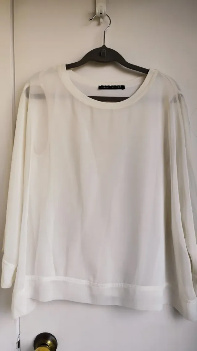 Blusa crema a manica lunga. Con trasparenza