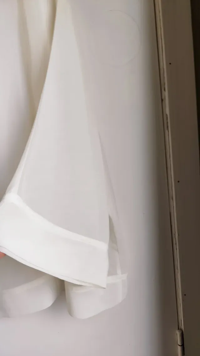 Blusa crema a manica lunga. Con trasparenza