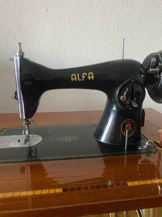 Máquina de coser Alfa antigua