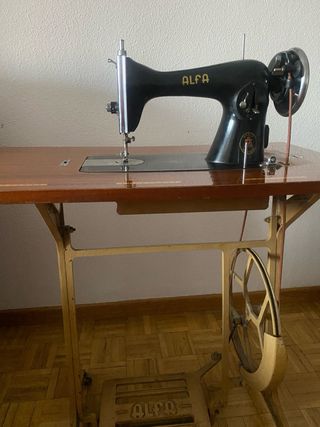 Máquina de coser Alfa antigua