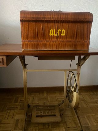 Máquina de coser Alfa antigua