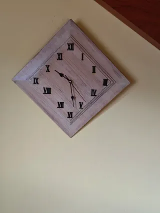 Reloj de pared cuadrado beige y negro