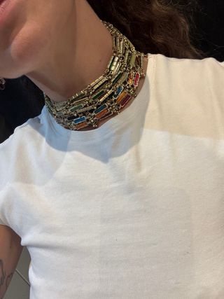 Collar dorado con baño de oro y colores