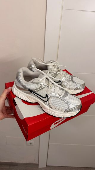 Zapatillas Nike Plata y Blancas