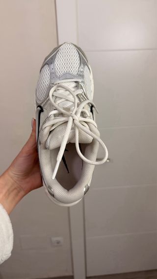 Zapatillas Nike Plata y Blancas