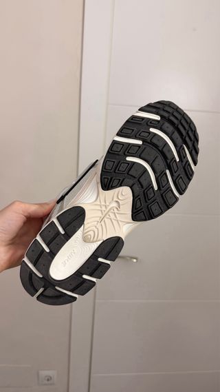 Zapatillas Nike Plata y Blancas