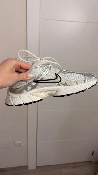 Zapatillas Nike Plata y Blancas