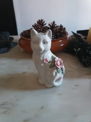 Figurita de porcelana de gato con flores