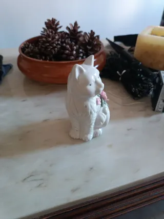 Figurita de porcelana de gato con flores