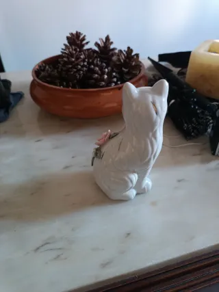 Figurita de porcelana de gato con flores