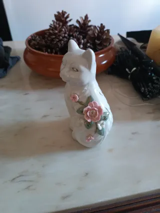 Figurita de porcelana de gato con flores