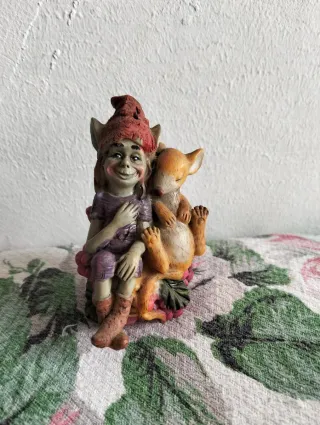 Statuetta elfo con animale