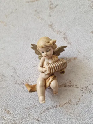 Tres figuras de ángeles