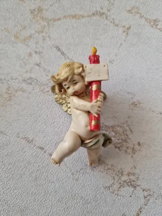 Tres figuras de ángeles