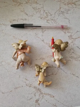 Tres figuras de ángeles