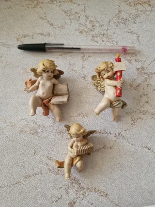 Tres figuras de ángeles