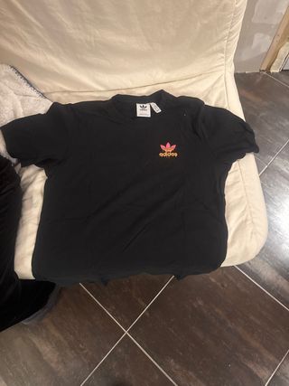 Camiseta Adidas Negra con Logo Rosa
