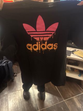 Camiseta Adidas Negra con Logo Rosa