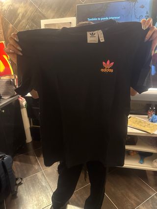 Camiseta Adidas Negra con Logo Rosa