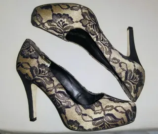 Zapatos de tacón fiesta encaje negro y dorado/ocre