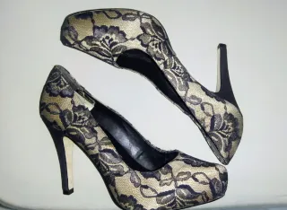 Zapatos de tacón fiesta encaje negro y dorado/ocre