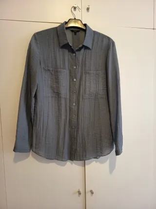 Camisa gris azulada de manga larga