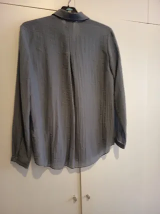 Camisa gris azulada de manga larga