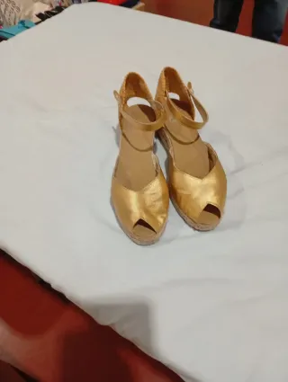 Sandalias doradas Castañer verano mujer