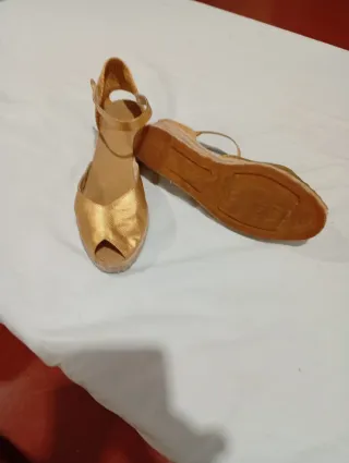 Sandalias doradas Castañer verano mujer