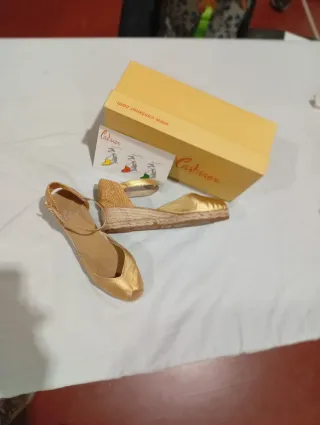 Sandalias doradas Castañer verano mujer