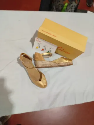 Sandalias doradas Castañer verano mujer