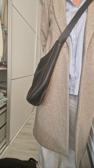 Bolso de piel negro Adolfo Domínguez.
