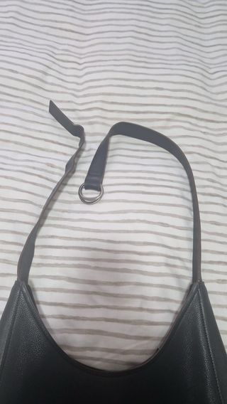 Bolso de piel negro Adolfo Domínguez.