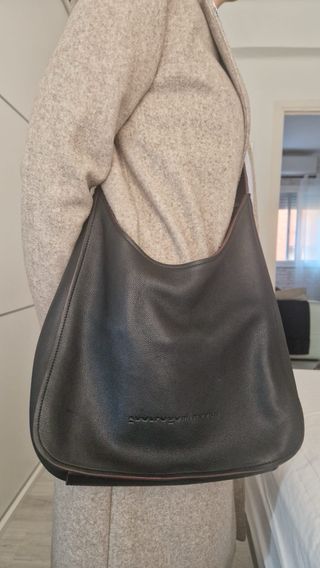 Bolso de piel negro Adolfo Domínguez.