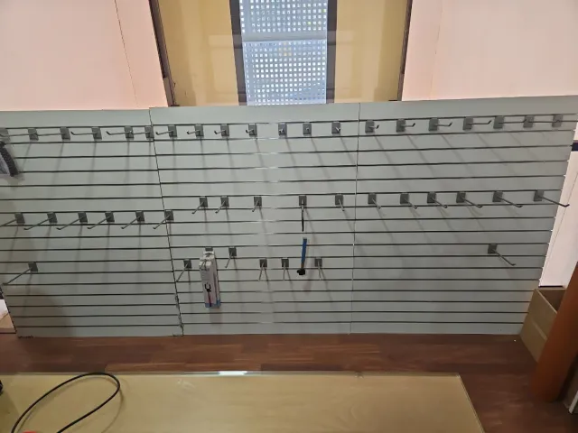 3 Estanterías de pared con ganchos. 93 x 123