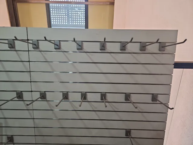 3 Estanterías de pared con ganchos. 93 x 123