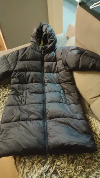 Plumas azul marino con capucha