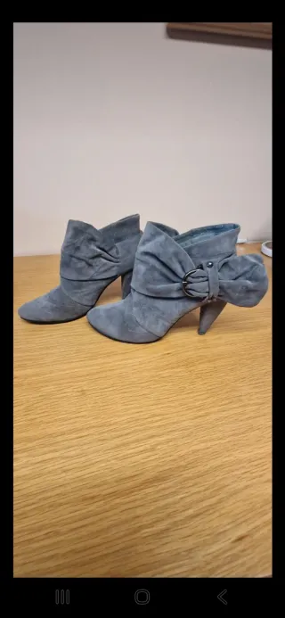 Botines grises con lazo