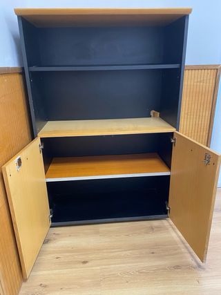 Mueble de oficina con puertas